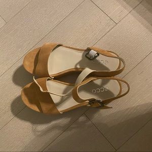 BNWOT Ecco elevate plateau sandals
